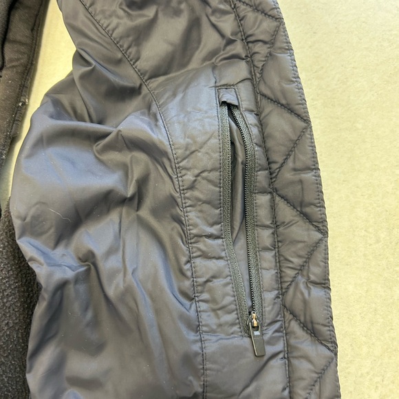 Black women’s Athleta vest in size SP. Great for runners - Picture 6 of 6